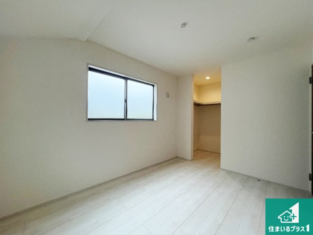 神戸市西区糀台　第2期　新築一戸建ての洋室|寝室は心地よい眠りについてもらいたくて、シンプルかつ開放的な空間な設計にしています！大きな窓から差し込む日が心地いいです♪