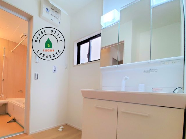 熊本市東区西原2丁目第5-2棟（1号棟）　の内観：施工例|毎日使うものだから清潔な空間を保ちたい水回り。洗面にはそんな願いを解消させてくれる収納アイデアが満載です。三面鏡の裏側にはキャビネットが現れ小物から背の高い物まで収納できます。