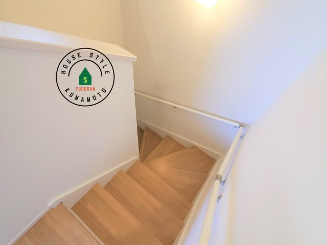 熊本市東区西原2丁目第5-2棟（1号棟）　の内観：施工例|階段からも明るい光が入ります。採光や通風も階段の重要な役割です。