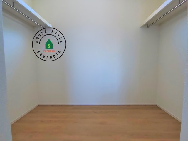 熊本市東区西原2丁目第5-2棟（1号棟）　の内観：施工例|洋服や大きな荷物が多い方や人数の多いご家族などは、一般的なクローゼットよりもウォークインクローゼットのほうが使い勝手が良いです。