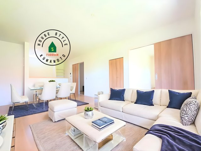 熊本市東区西原2丁目第5-2棟（1号棟）　の内観：施工例|明るく開放的なリビングダイニングは豊かな陽光が注ぎ込み、やすらぎの空間を演出してくれます。ご家族で楽しいひとときをお過ごし下さい。※家具はCGを合成したものです。