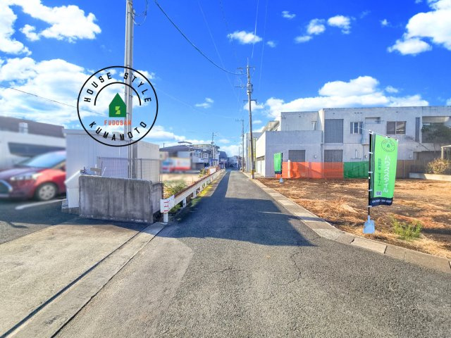 熊本市東区西原2丁目第5-2棟（1号棟）　の前面道路含む現地写真|前面道路は閑静な住宅地をはしる車通りの少ない道路。お車の出し入れが苦手なママや小さなお子様にも安心ですね。しっかり舗装もされているので、ベビーカーや自転車で通っても快適に通行できます。