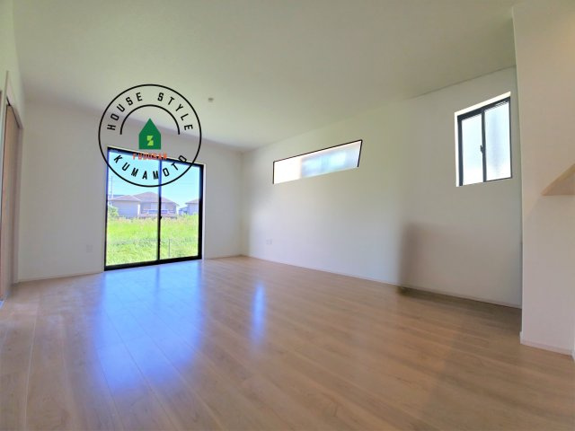 熊本市東区西原2丁目第5-2棟（1号棟）　の内観：施工例|キッチンからリビングをしっかり確認できます。家族の笑顔があふれる空間になりそうですね。