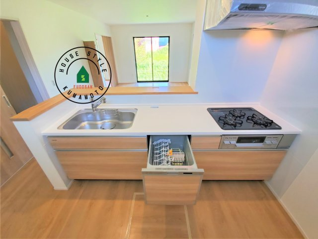 熊本市東区西原2丁目第5-2棟（1号棟）　の内観：施工例|ご家族を近くに感じられる対面キッチンのLDK。会話もはずみそうですね。