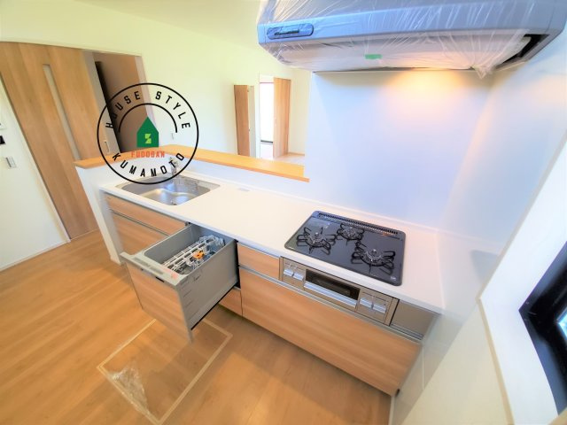 熊本市東区西原2丁目第5-2棟（1号棟）　の内観：施工例|ダイニングテーブルへの配膳がラクラク、お料理はかどるカウンター付きシステムキッチン！