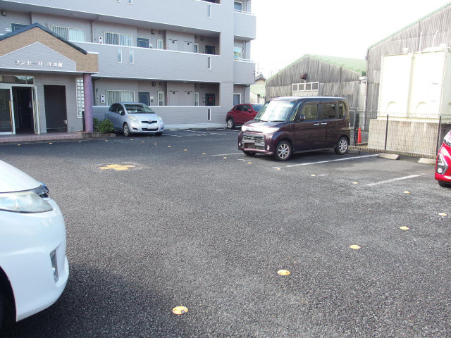 サンセール弐番館の駐車場