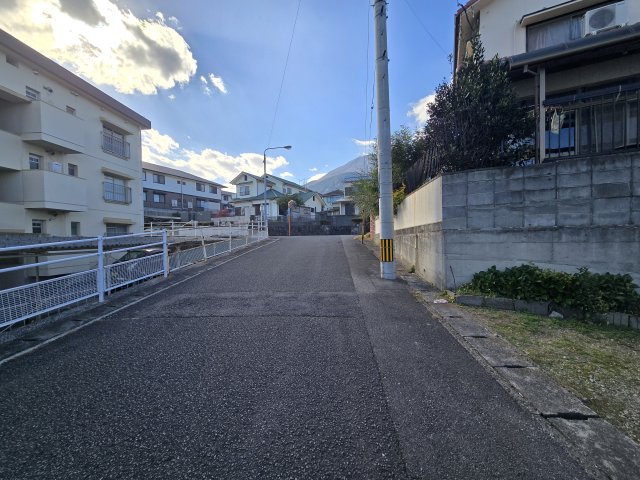 【前面道路含む現地写真】