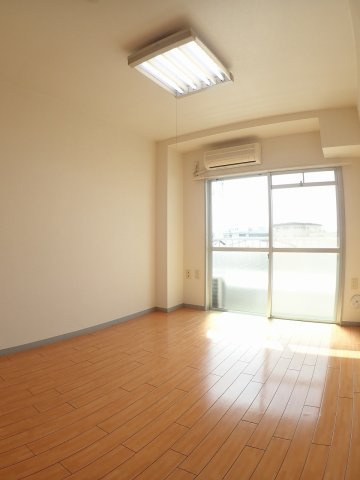 シティハイム旭が丘の居間・リビング|明るい床は光を反射するのでお部屋の印象もパッと明るくなります！