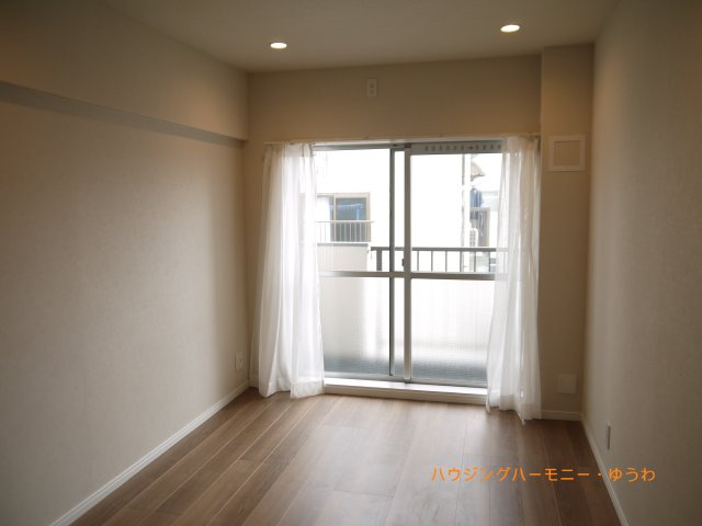 【ダイニング】 | 池袋本町第二ローヤルコーポ | 光と風があふれる開放的なリビングダイニングには自然と家族みんなが集まってきます。