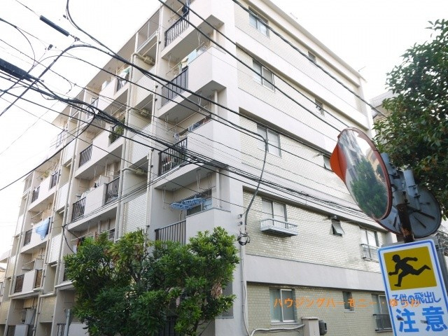 【外観】 | 池袋本町第二ローヤルコーポ | 穏やかな風と陽光を導き、プライバシーに配慮された設計プランを採用し、居住性を一段と心地よいものにしています。