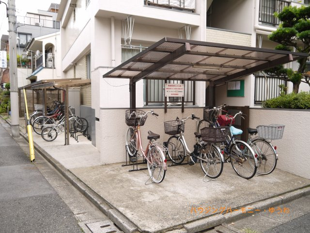 【駐輪場】 | 池袋本町第二ローヤルコーポ | 屋根付きの駐輪場となっていますので、雨の日でも大切な自転車が濡れずに済みます。