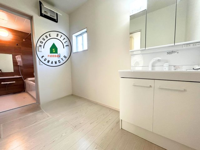 熊本市東区西原2丁目第5-2棟（2号棟）　の内観：施工例|ゆとりの洗面スペースで朝の身支度もスムーズに。暮らしを快適に変えるシャワー付洗面台です！