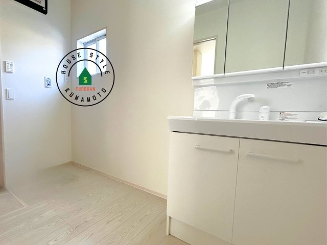 熊本市東区西原2丁目第5-2棟（2号棟）　の内観：施工例|毎日使うものだから清潔な空間を保ちたい水回り。洗面にはそんな願いを解消させてくれる収納アイデアが満載です。三面鏡の裏側にはキャビネットが現れ小物から背の高い物まで収納できます。