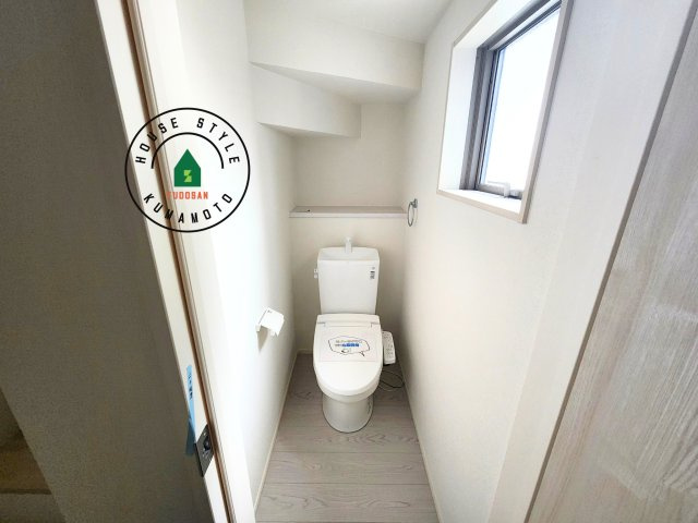 熊本市東区西原2丁目第5-2棟（2号棟）　の内観：施工例|温水洗浄便座を完備しております。2ヶ所にトイレがあるのは朝の慌ただしい時間も安心です。