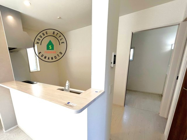 熊本市東区西原2丁目第5-2棟（2号棟）　の内観：施工例|キッチンから立ち込める香りが今日の料理を期待させます。