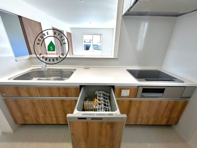 熊本市東区西原2丁目第5-2棟（2号棟）　の内観：施工例|ご家族を近くに感じられる対面キッチンのLDK。会話もはずみそうですね。