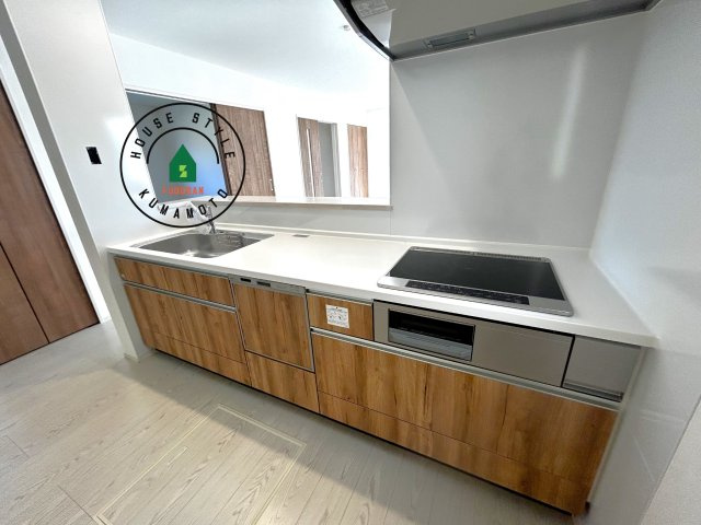 熊本市東区西原2丁目第5-2棟（2号棟）　の内観：施工例|ダイニングテーブルへの配膳がラクラク、お料理はかどるカウンター付きシステムキッチン！