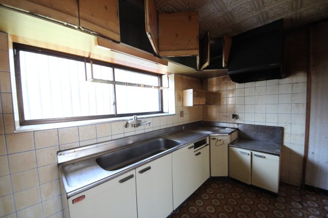 大津市小野734-1他　中古戸建のキッチン|コンパクトなキッチンで掃除もラクラク