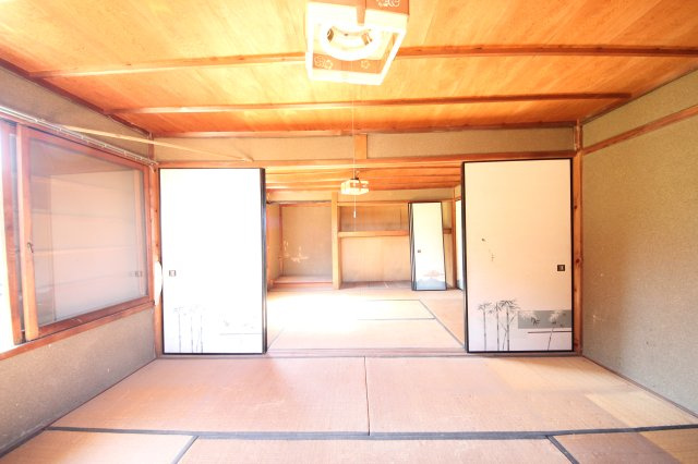 大津市小野734-1他　中古戸建の和室|二階6帖×2の和室、別角度
