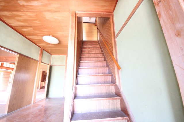 大津市小野734-1他　中古戸建の内装|二階への階段