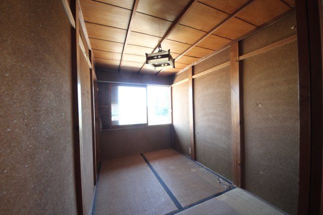 大津市小野734-1他　中古戸建の収納|約3帖の収納室