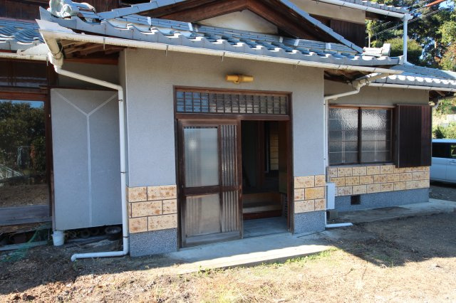 大津市小野734-1他　中古戸建の玄関|きれいな玄関です