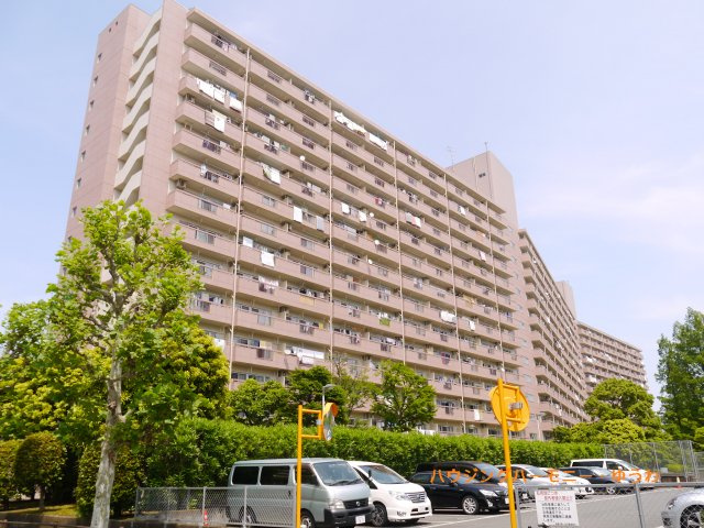 【外観】 | 高島平第一住宅１号棟 | 陽光浴びる外観がシンプルな外観をより際立たせ、人々の記憶に存在感を植え付けます。