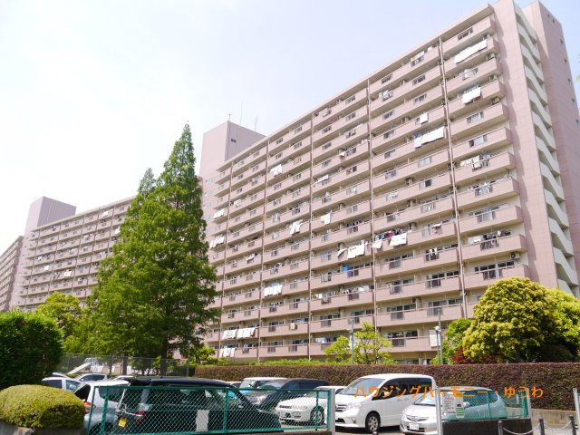 【外観】 | 高島平第一住宅１号棟 | 敷地内で管理されている木々の色味との相性も良く上品でおしゃれな雰囲気を演出してくれます。