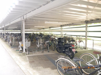 【その他共用部分】 | 屋根付きの駐輪場となっていますので、雨の日でも大切な自転車が濡れずに済みます。