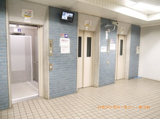 【その他共用部分】 | 忙しい朝にも安心、エレベーターが３基設置されています！