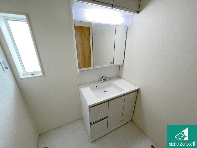 尼崎市南武庫之荘　新築一戸建ての独立洗面台|清潔感のある洗面台です。フラットな鏡は掃除がしやすく毎日清潔！鏡裏には収納があるのでスッキリとした洗面台が保てます。