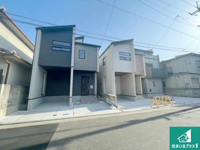 尼崎市南武庫之荘　新築一戸建ての前面道路含む現地写真|周辺は閑静な住宅街！前面道路広々で車の出し入れも便利です。駐車が苦手な方でも安心して車庫入れできます！