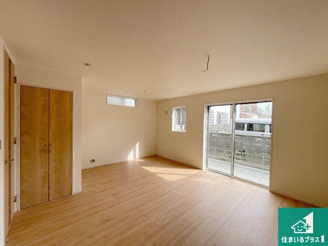 尼崎市南武庫之荘　新築一戸建ての居間・リビング|日当たり良好の明るいリビングで朝の目覚めもスッキリできそう！対面キッチンでご家族のコミュニケーションも自然と増える設計！小さなお子様が遊ぶスペースを作っても広々とくつろげるLDK！