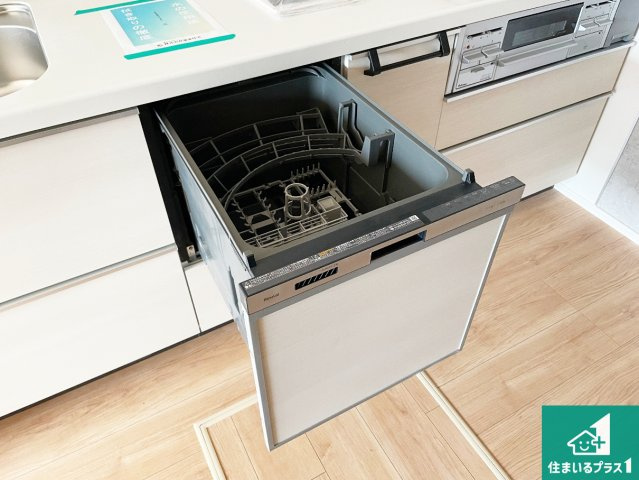 尼崎市南武庫之荘　新築一戸建ての設備|食事後の一仕事、食器洗いをボタン一つでお任せできちゃいます！場所を取らないビルトイン式なので、お料理スペースもしっかり確保！