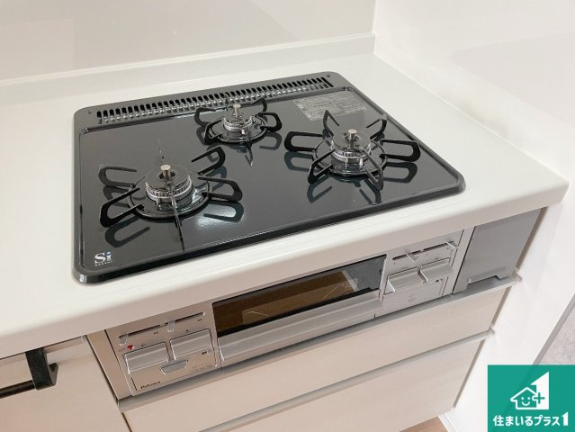 尼崎市南武庫之荘　新築一戸建ての設備|ダブル高火力Ｓｉセンサー付きコンロ！３口あるので、まとめて料理をする時も大活躍！