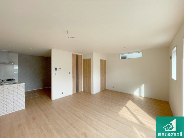 尼崎市南武庫之荘　新築一戸建ての居間・リビング|子供を見守りながらお料理が出来るため家族のコミュニケーションか増えます♪スペースが広く確保されている為お子様が大きくなったときは一緒に料理を楽しめます♪