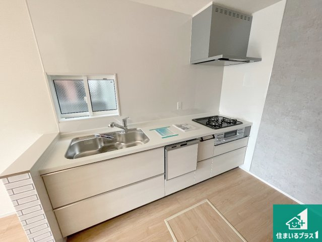 尼崎市南武庫之荘　新築一戸建てのキッチン|リビングと統一感があり、使い勝手のいいキッチン。広々としているので、二人並んで作業が出来ちゃいます。お子様と一緒に色々なお料理に挑戦できるスペースがあります。