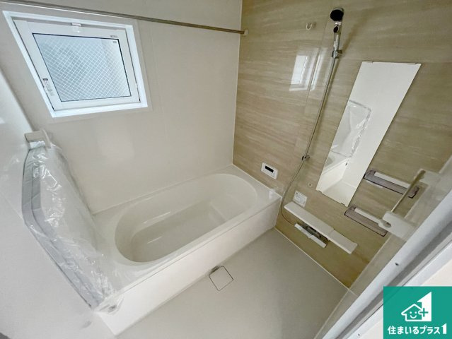 尼崎市南武庫之荘　新築一戸建ての浴室|足をゆったり伸ばして寛げる浴槽です。窓が設けられていますので差し込む光が明るく穏やかな雰囲気にしてくれます♪浴室乾燥機も設置しているので、雨の日の洗濯物も安心です♪