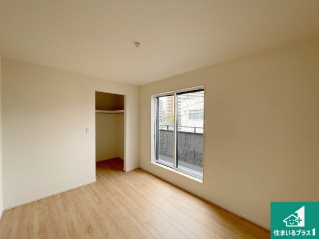 尼崎市南武庫之荘　新築一戸建ての洋室|寝室は心地よい眠りについてもらいたくて、シンプルかつ開放的な空間な設計にしています！大きな窓から差し込む日が心地いいです♪