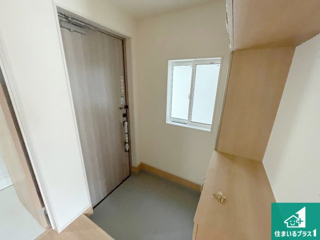 尼崎市南武庫之荘　新築一戸建ての玄関|シューズボックスにはたくさんの靴が収納できるので玄関周りはいつもスッキリ！ご家族が増えても安心！