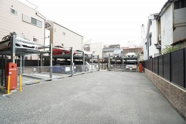 プレジオ都島の駐車場