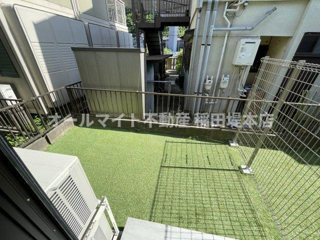 川崎市多摩区長尾５丁目のアパートの庭