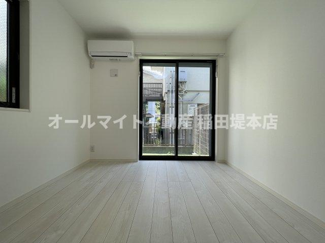 川崎市多摩区長尾５丁目のアパートの居間・リビング