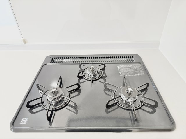 中央区寺脇町3期　全1棟のキッチン|使いやすい3つ口コンロ！
