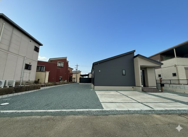 中央区寺脇町3期　全1棟の駐車場|ゆとりある駐車スペースは並列で3台分！
