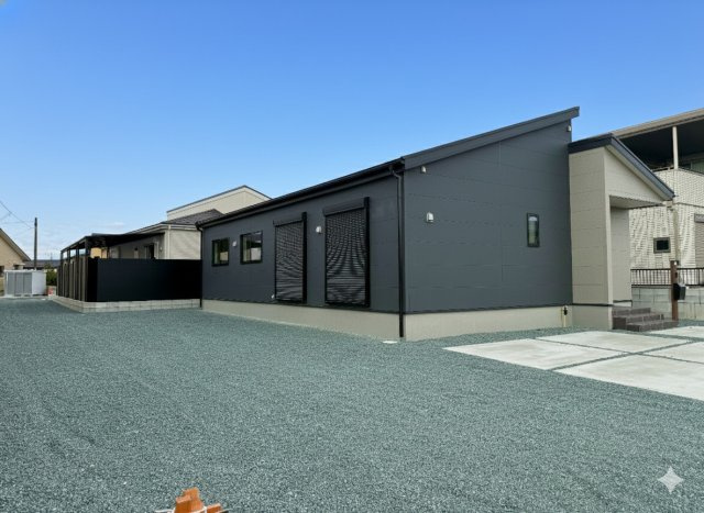 中央区寺脇町3期　全1棟の庭|広々とした南庭！夏にはBBQをしたりビニールプールで遊んだり、様々な用途にお使いいただけます！
