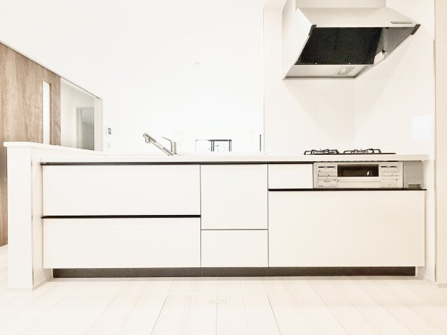 中央区寺脇町3期　全1棟のキッチン|広々としたキッチンは清潔感のある空間！毎日の食事の支度が楽しくなりそうですね！
