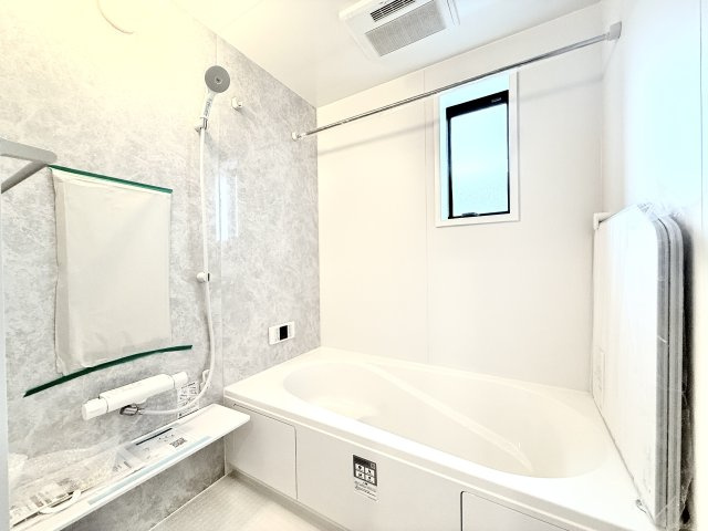 中央区寺脇町3期　全1棟の浴室|お子様と一緒に浸かれる広いバスタブで、バスタイムをさらに楽しく♪日々の疲れを癒す空間です！