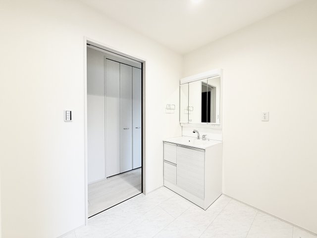 中央区寺脇町3期　全1棟の脱衣所|洗面室も広々！圧迫感を感じません！

