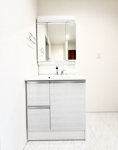 中央区寺脇町3期　全1棟の独立洗面台|3面鏡の洗面台は、メイク道具等の細々した物もスッキリと収納していただけます。
